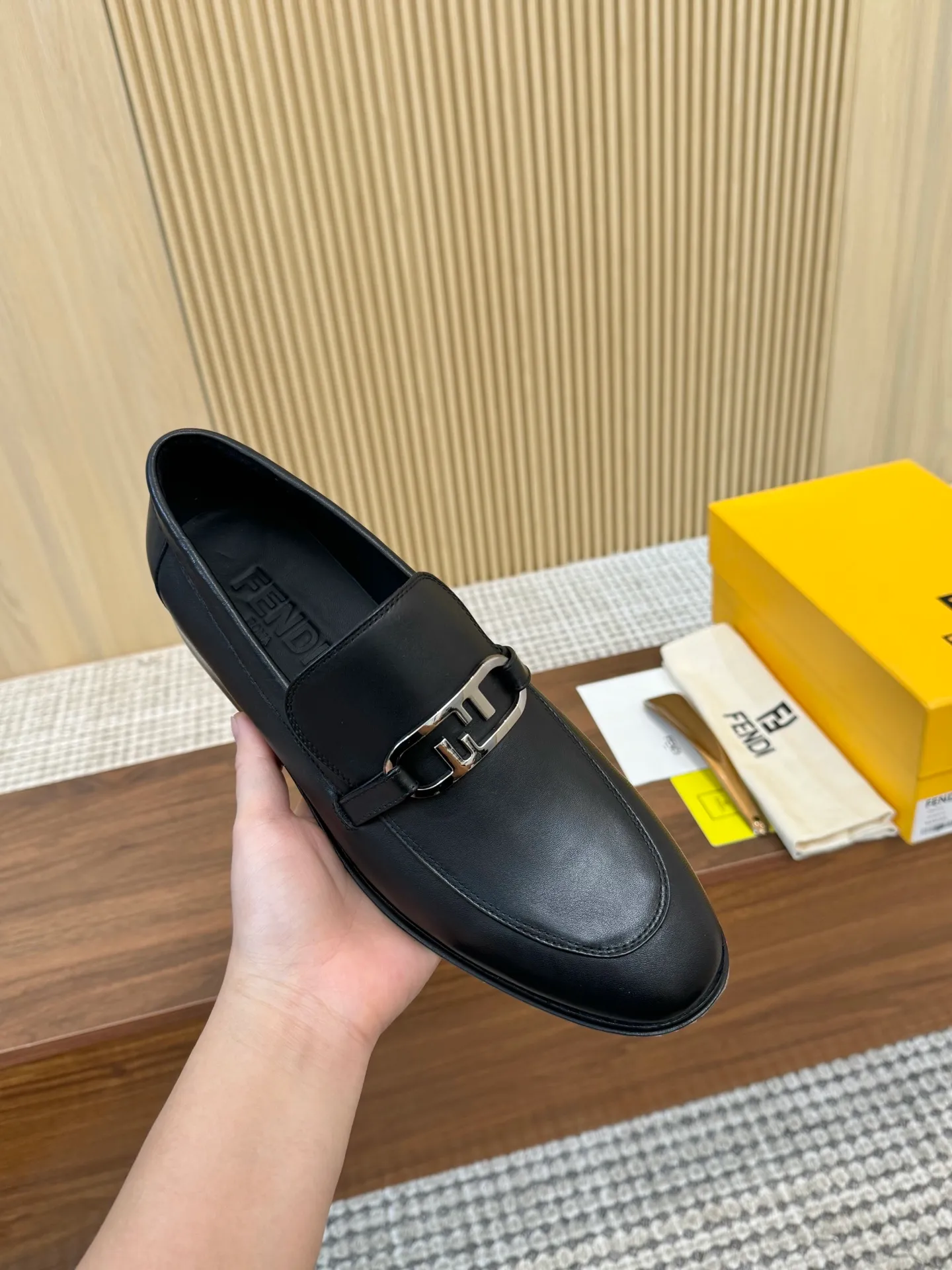 [FENDI] Top P: 980💰 ▪️Size: Men's 39-44. (Customized at 38.45.46) Fendi men's business casual leather shoes Imported brand cloth/calfskin/open edge beads/brand logo printing -Inside: Comfortable cowhide lining -Outsole: Genuine leather outsole with rubber backing embedded in the heel, perfect injection molding -Ultra-high quality control·Fine workmanship: highlighted (high-end·luxury·grade)